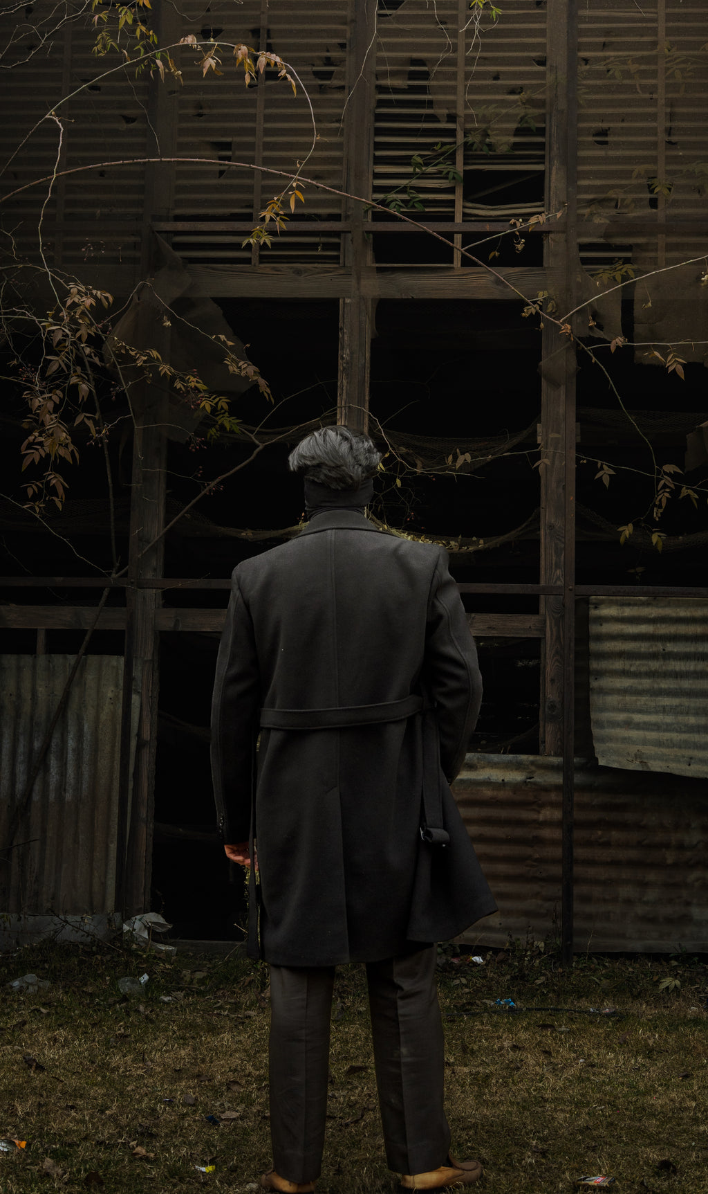 BLACK DOUBLE-BREASTED WOOL OVERCOAT