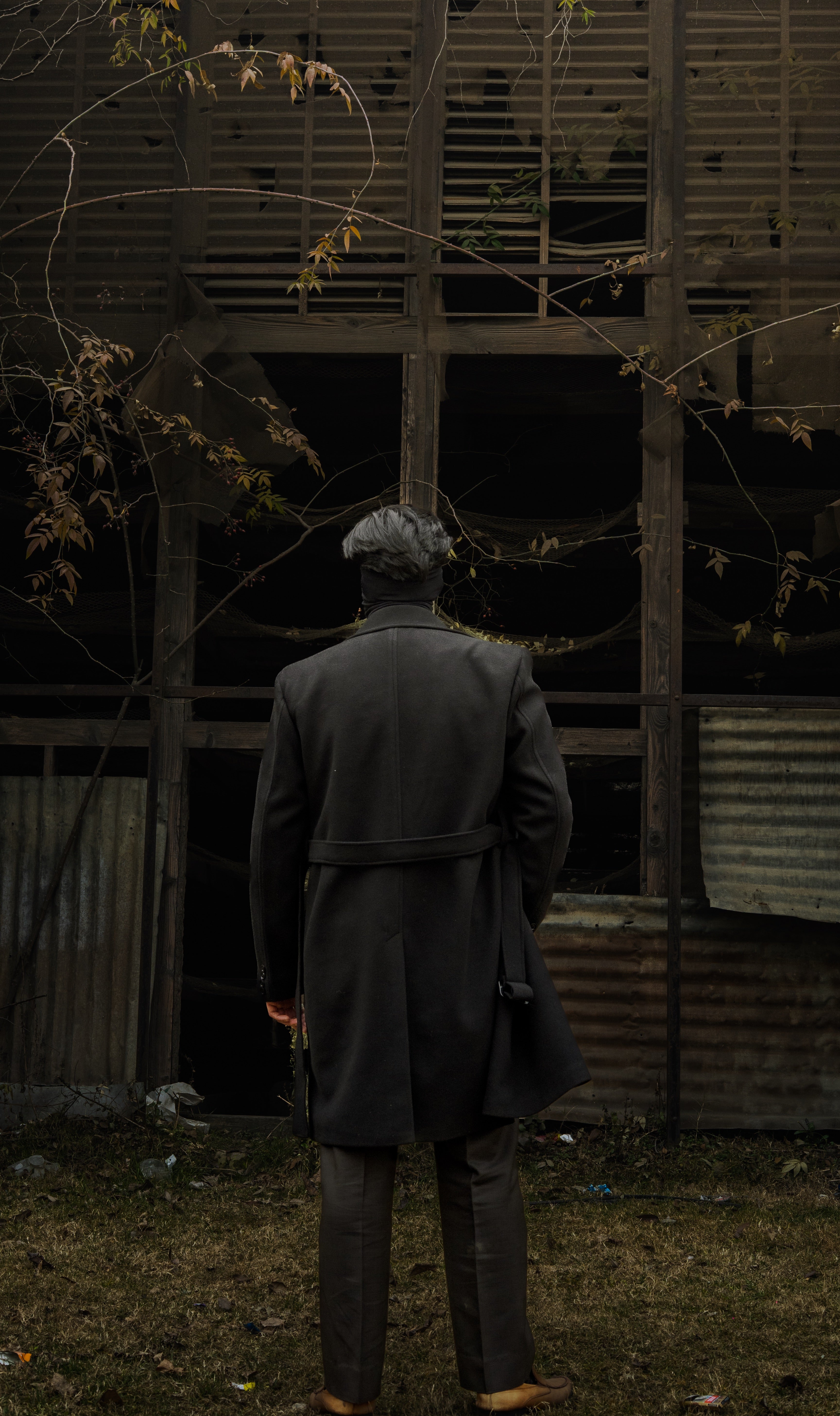 BLACK DOUBLE-BREASTED WOOL OVERCOAT