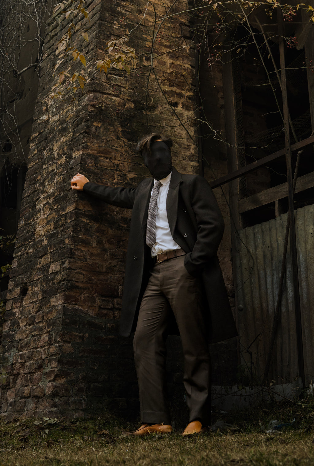 BLACK DOUBLE-BREASTED WOOL OVERCOAT